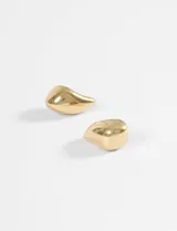 Aros tipo caravanas de acero quirúrgico con diseño de gota irregular y acabado brillante.