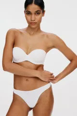 Pack de tres bombachas tipo thong (colaless) de microfibra, tiro bajo, con cintura en V y refuerzo interior. Incluye colores negro, beige y blanco.