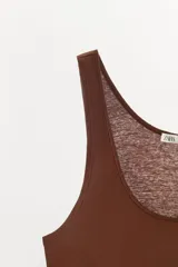 Musculosa marrón de corte recto y clásico, con escote redondo y tirantes anchos.