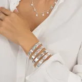 Brazalete abierto de plata 925 con tres piedras de la luna ovaladas, ajustable a la muñeca.