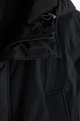 Campera parka acolchada de tejido técnico repelente al agua y rompevientos. Presenta cuello alto, capucha ajustable, cierre frontal oculto con solapa y cierre autoadherente. Incluye bolsillos calientamanos, bolsillos tipo parche con solapa y botón a presión, bolsillo interior y puños ajustables con trabilla.
