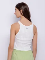 Top básico de punto acanalado color verde menta, sin mangas y con cuello redondo.