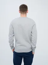Buzo azul marino Umbro con cuello redondo y logo bordado en el pecho.