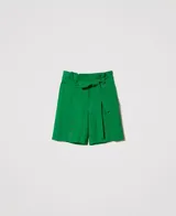 Short verde esmeralda de tiro alto confeccionado en tejido fluido de mezcla de viscosa con pliegues, bolsillos inclinados, gancho masculino y cinturón a juego.