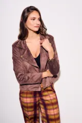 Campera estilo biker de gamuza sintética color malva o marrón rosado, con cierre asimétrico y detalles de tachas doradas en solapas y hombros.