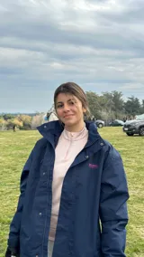 Campera impermeable de color azul marino, con forro interior de polar soft, capucha oculta en el cuello y cierre frontal con solapa. Presenta el logo de la marca bordado en el pecho.