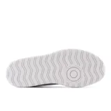 Championes New Balance 302 de cuero blanco con detalles en verde claro en el talón.