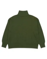 Sweater tejido de algodón en color verde oscuro, con cuello alto y cierre frontal parcial. Presenta un diseño de letra R bordada en color beige en el frente.