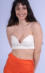 Top fucsia con escote corazón y tirantes finos.