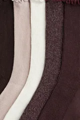 Pack de cinco pares de medias de caña media en punto acanalado de mezcla de algodón suave con ribete sobrehilado. Incluye un par color marrón oscuro, un par color rosa pálido, un par color blanco, un par color borgoña con hilo metalizado y un par color borgoña.