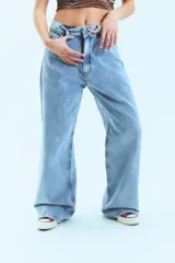 Pantalón de jean celeste con lavado ice, corte oversize y tiro medio alto.