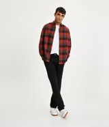 Pantalón de corte slim confeccionado en tejido de sarga de algodón con un toque de elastano. Presenta cierre de botón y cremallera, trabillas en la cintura y bolsillos laterales y traseros.