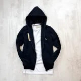 Campera con capucha de algodón con felpa, color negro, con cierre frontal y logo bordado en el pecho.