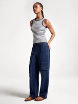 Pantalón cargo de corte recto en color azul, con costuras a contratono, cintura elástica con cordón ajustable y bolsillos laterales tipo cargo.