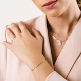 Conjunto de joyería en plata 925 compuesto por un collar de cadena de eslabones con dije de medalla circular lisa, un anillo de cadena de eslabones y un par de aros colgantes de eslabón simple.