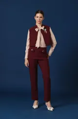 Chaleco negro de corte corto y estructurado, con cierre frontal y diseño minimalista.