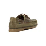 Zapato náutico de hombre, color verde oliva, con cordones de cuero marrón y suela de goma color caramelo. Presenta costuras contrastantes y un pequeño logo de pájaro grabado en el lateral.