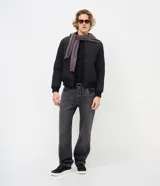 Campera masculina de corte regular, confeccionada en poliéster con acabado capitoneado texturizado en rombos. Presenta cierre frontal con cremallera, cuello redondo y puños con terminación en rib.