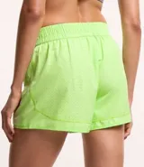 Bermuda deportiva corta de microfibra ligera, color lila, con cintura elástica funcional y textura de agueros.