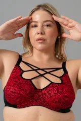 Soutien reductor con aro confeccionado en puntilla color rojo con tiras negras. Forrado en algodón negro para gran sujeción del busto.
