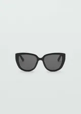 Gafas de sol con montura de pasta negra y diseño cat-eye, con lentes oscuras con protección UV.