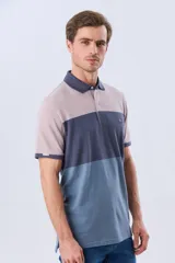 Remera polo de piqué con diseño de franjas horizontales en bloques de color, manga corta, cuello camisero y cartera de botones.