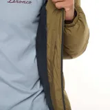 Campera acolchada tipo puffer de color verde oliva, con capucha ajustable, cierre frontal completo y bolsillos laterales con cierre.