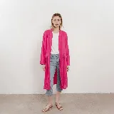 Kimono largo de lino color fucsia, con silueta fluida y caída natural.