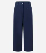 Pantalón pantacourt azul marino de viscosa con lazo delantero, cintura elástica y bolsillos delanteros.