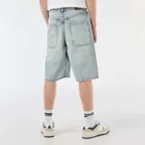 Bermuda de denim estilo baggy en color celeste, con bolsillos laterales y traseros, de corte holgado.