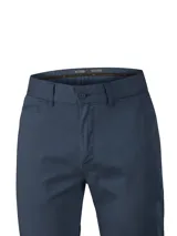 Pantalón chino para hombre de corte modern fit y tiro medio, color azul navy, con tecnología Natural Flex para mayor elasticidad y comodidad.