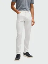 Pantalón de jean blanco de corte recto, con cierre de cremallera y botón, y cinco bolsillos.