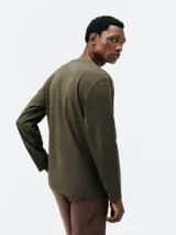 Camiseta blanca de algodón de manga larga y cuello redondo.