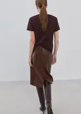 Camiseta bordó de corte clásico y manga corta, confeccionada en 100% algodón.