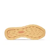 Championes Merrell modelo Alpine 83, con diseño retro en tonos gris claro y detalles en salmón. Confeccionados en una combinación de gamuza y textil, cuentan con entresuela de espuma EVA para mayor amortiguación y suela de goma.