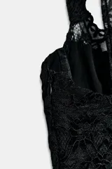 Vestido midi negro de encaje con escote corazón y tirantes anchos, incluye body interior.