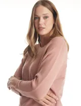 Buzo de punto rib color beige, con cuello redondo, manga japonesa tres cuartos y silueta relajada.