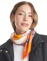 Pashmina cuadrada de satén con estampado multicolor en tonos naranja, azul y crema. Presenta un diseño geométrico y figurativo, con bordes definidos.