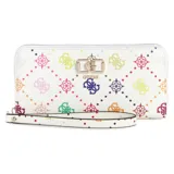 Billetera Guess modelo Emelie, color blanco con estampado multicolor de logos y figuras geométricas. Cuenta con cierre perimetral, correa de muñeca extraíble y aplique metálico con el logo de la marca en el frente.