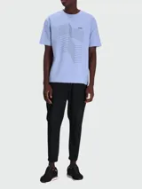 Remera de algodón de corte relaxed fit, color celeste claro, con un gráfico abstracto lineal en negro y el logo "BOSS" impreso en la parte superior derecha del pecho.