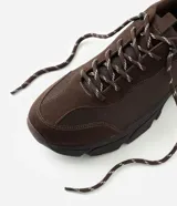 Championes de trekking masculinos de color marrón, con diseño robusto, capellada sintética y textil, cierre con cordones bicolores y suela tractorada de goma.