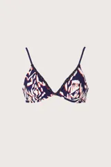 Top de bikini en forma de triángulo, con estampado abstracto en tonos azul marino, blanco y naranja, y detalles de tiras trenzadas con cuentas doradas en los bordes.