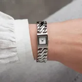 Reloj Michael Kors modelo Darrington con caja cuadrada plateada de 14mm y pulsera de eslabones gruesos plateada.