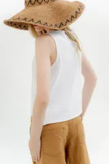 Musculosa blanca de lino con escote en V y corte crop.