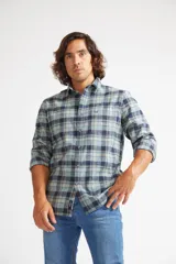 Camisa de viyela a cuadros color ladrillo, azul y blanco, de corte slim fit, manga larga, con bolsillo en el pecho y logo bordado.