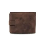 Billetera de formato mediano, combinando símil cuero marrón desgastado y tela canvas azul marino. Posee una presilla de cierre exterior, visor interior, doble compartimento para billetes y tarjeteros.