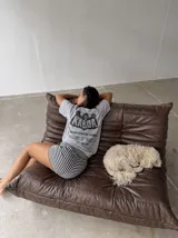 Remera blanca de manga corta, corte regular y cuello redondo, con gran estampado en la espalda de temática "Worldwide Tour" con una calavera y texto en rojo, azul y blanco.