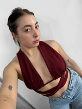 Top negro con escote halter y tiras cruzadas en el abdomen.