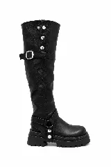 Bota alta negra con suela track chunky, detalle de tiras con hebilla metálica en la parte superior y arneses con tachas en el tobillo.