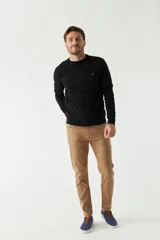 Sweater de punto para hombre con escote redondo, mangas largas y logo bordado en el pecho. Presenta un diseño clásico de calce regular.